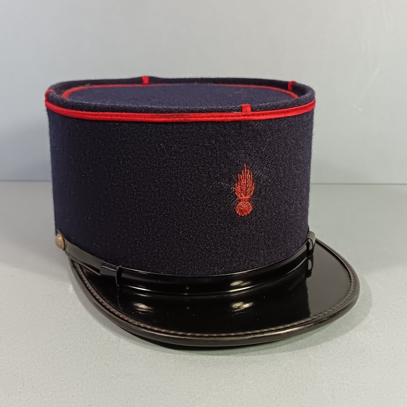 KEPI DE SAPEUR POMPIER FABRICATION ANNEES 1960 TAILLE 55 GRENADE ROUGE ET DOREE