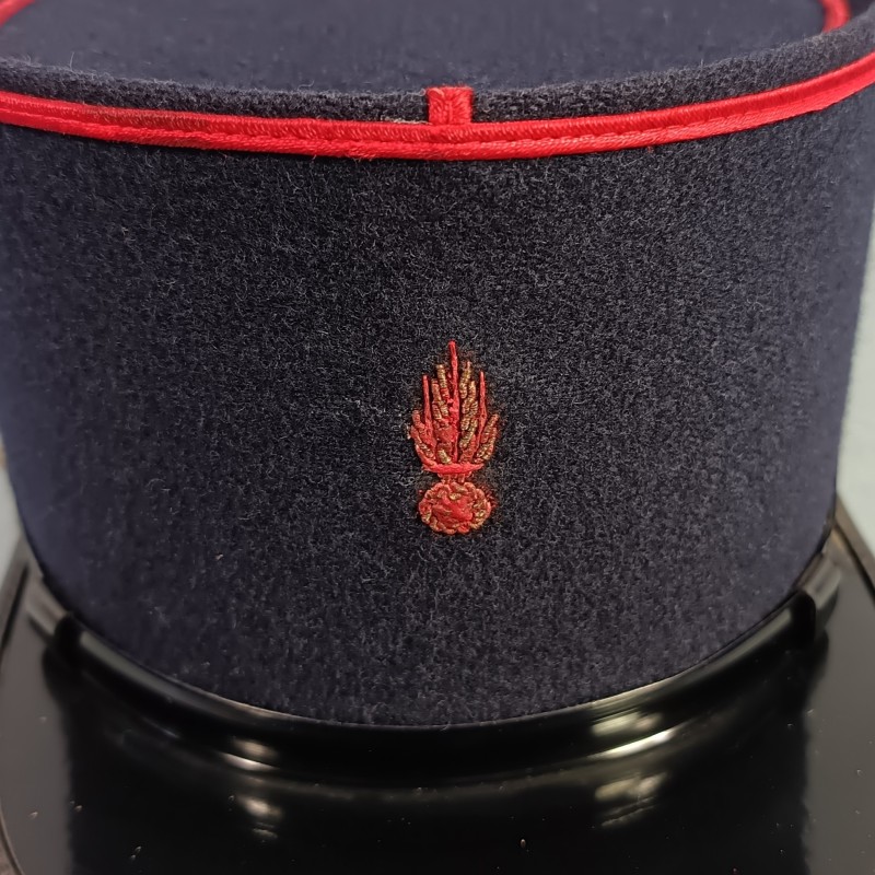 KEPI DE SAPEUR POMPIER FABRICATION ANNEES 1960 TAILLE 55 GRENADE ROUGE ET DOREE