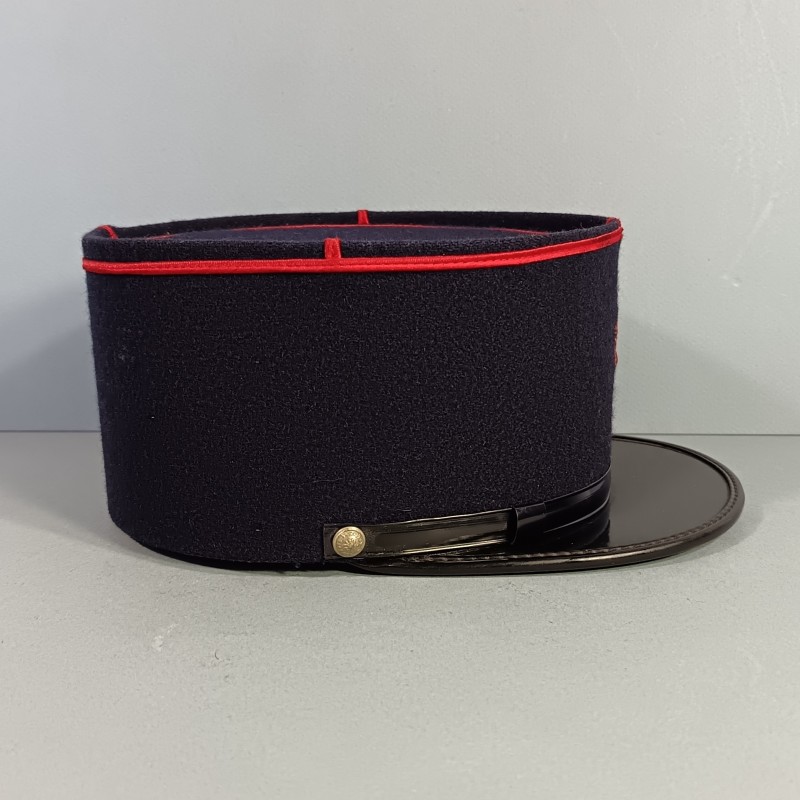 KEPI DE SAPEUR POMPIER FABRICATION ANNEES 1960 TAILLE 55 GRENADE ROUGE ET DOREE