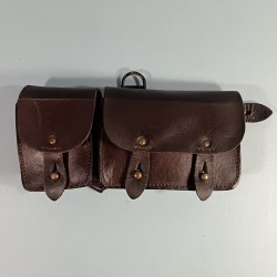 CARTOUCHIERE MODELE 1935 / 1937 COTE DROIT COULEUR MARRON FONCE CUIR LISSE TAMPONS ILLISIBLES