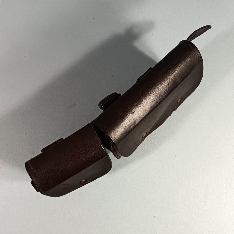 CARTOUCHIERE MODELE 1935 / 1937 COTE DROIT COULEUR MARRON FONCE CUIR LISSE TAMPONS ILLISIBLES