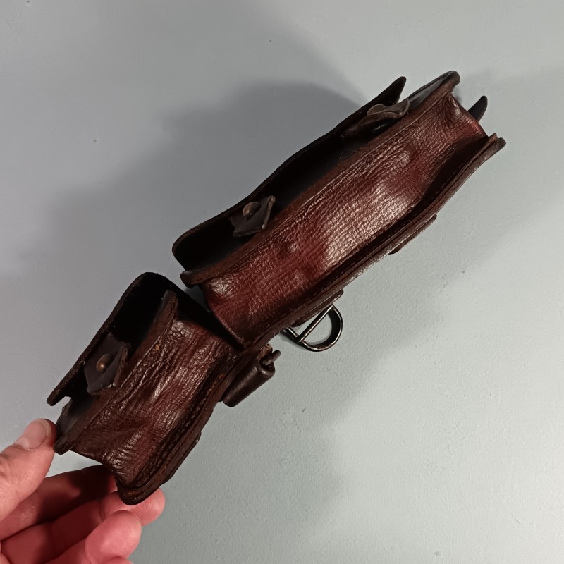 CARTOUCHIERE MODELE 1935 / 1937 COTE DROIT COULEUR MARRON FONCE CUIR LISSE TAMPONS ILLISIBLES