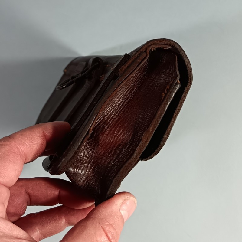 CARTOUCHIERE MODELE 1935 / 1937 COTE DROIT COULEUR MARRON FONCE CUIR LISSE TAMPONS ILLISIBLES