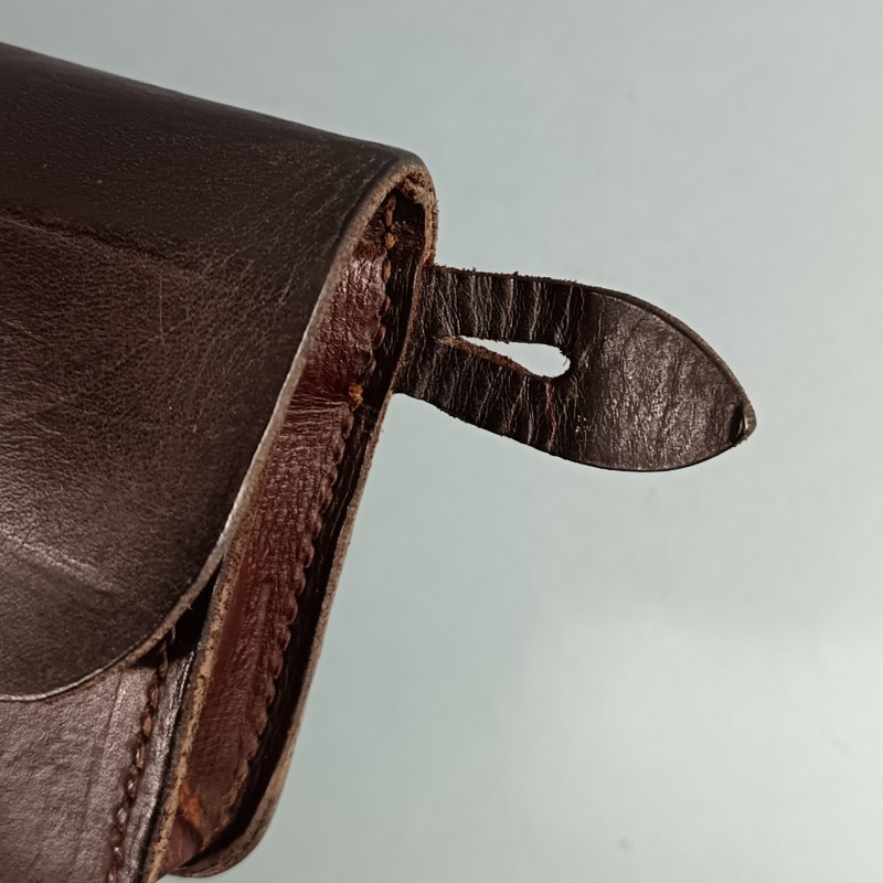 CARTOUCHIERE MODELE 1935 / 1937 COTE DROIT COULEUR MARRON FONCE CUIR LISSE TAMPONS ILLISIBLES