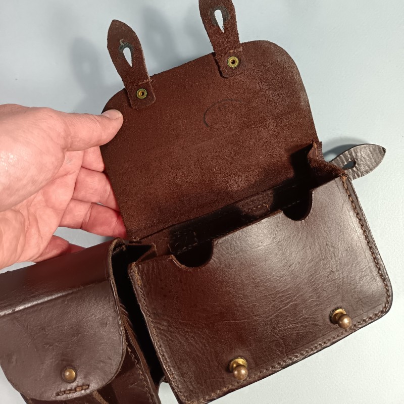 CARTOUCHIERE MODELE 1935 / 1937 COTE DROIT COULEUR MARRON FONCE CUIR LISSE TAMPONS ILLISIBLES