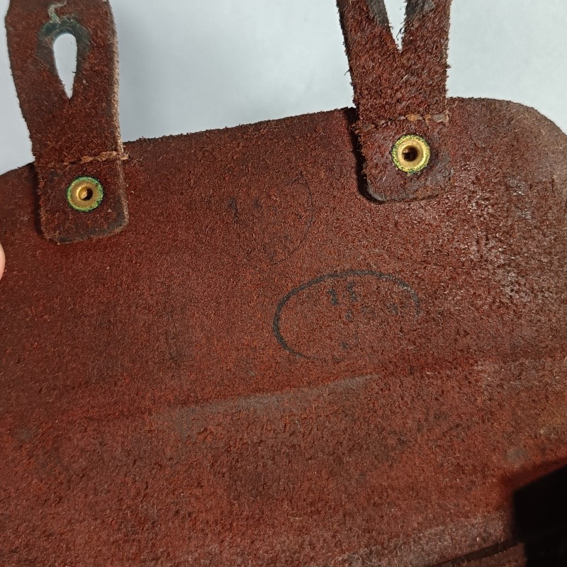 CARTOUCHIERE MODELE 1935 / 1937 COTE DROIT COULEUR MARRON FONCE CUIR LISSE TAMPONS ILLISIBLES