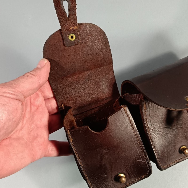 CARTOUCHIERE MODELE 1935 / 1937 COTE DROIT COULEUR MARRON FONCE CUIR LISSE TAMPONS ILLISIBLES