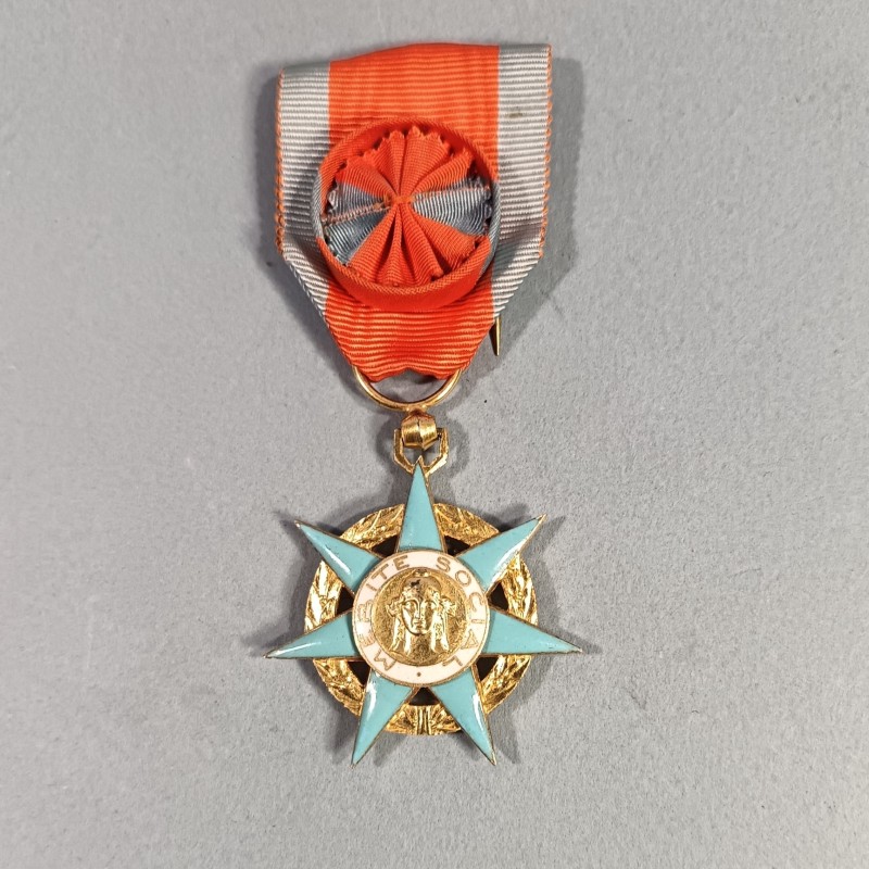 MEDAILLE OU CROIX D'OFFICIER DE L'ORDRE NATIONAL DU MERITE SOCIAL FABRICATION EN ARGENT DANS SA BOITE 1936-1963