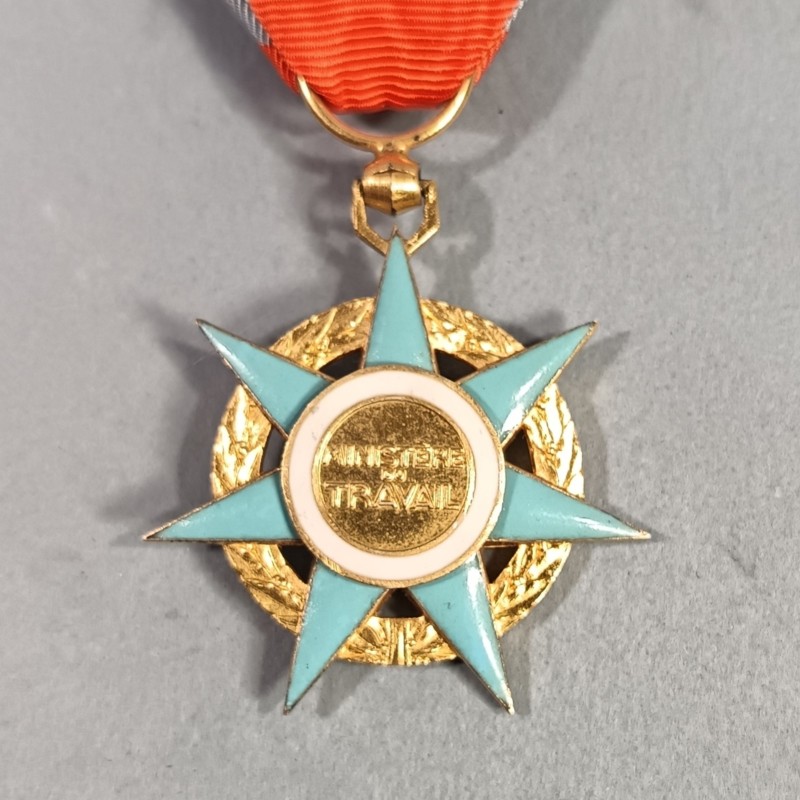MEDAILLE OU CROIX D'OFFICIER DE L'ORDRE NATIONAL DU MERITE SOCIAL FABRICATION EN ARGENT DANS SA BOITE 1936-1963