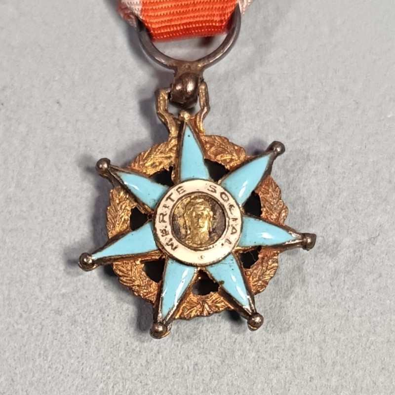 REDUCTION DE LA MEDAILLE OU CROIX D'OFFICIER DE L'ORDRE NATIONAL DU MERITE SOCIAL FABRICATION EN ARGENT 1936-1963