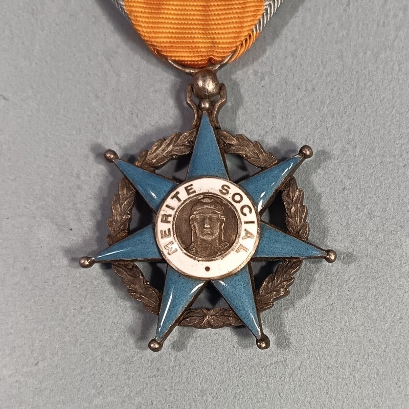 MEDAILLE OU CROIX DE CHEVALIER DE L'ORDRE NATIONAL DU MERITE SOCIAL FABRICATION EN ARGENT 1936-1963