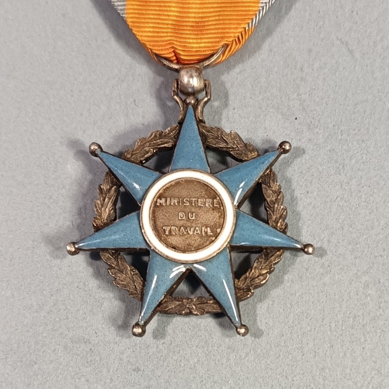 MEDAILLE OU CROIX DE CHEVALIER DE L'ORDRE NATIONAL DU MERITE SOCIAL FABRICATION EN ARGENT 1936-1963