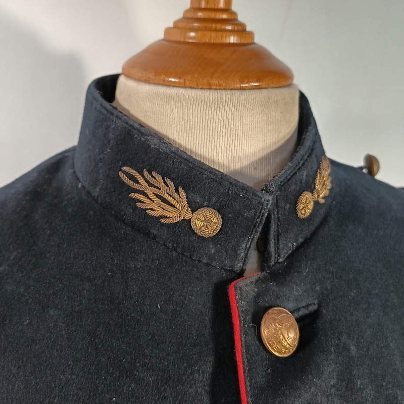 VESTE MODELE 1931 AU GRADE DE GENDARME OU MARECHAL DES LOGIS DE LA GARDE REPUBLICAINE A PIED DATEE 1938