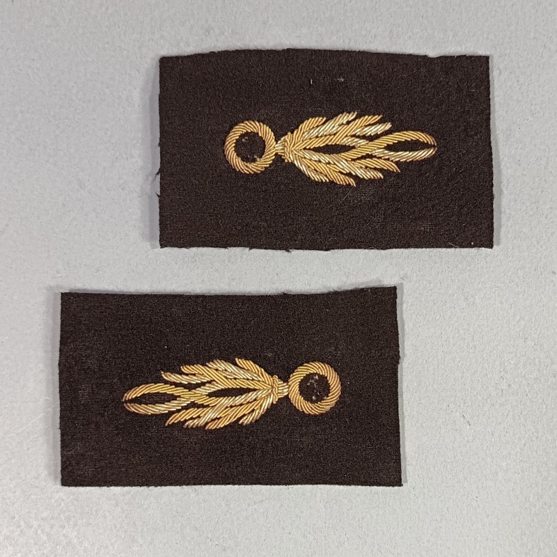 INSIGNE PAIRE DE PATTES DE COL POUR LEGION DE LA GENDARMERIE MOBILE FABRICATION EN CANNETILLE DOREE ANCIENNE