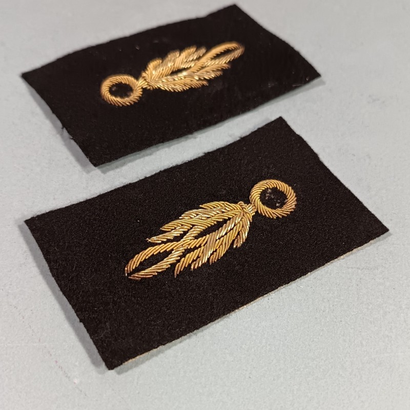 INSIGNE PAIRE DE PATTES DE COL POUR LEGION DE LA GENDARMERIE MOBILE FABRICATION EN CANNETILLE DOREE ANCIENNE