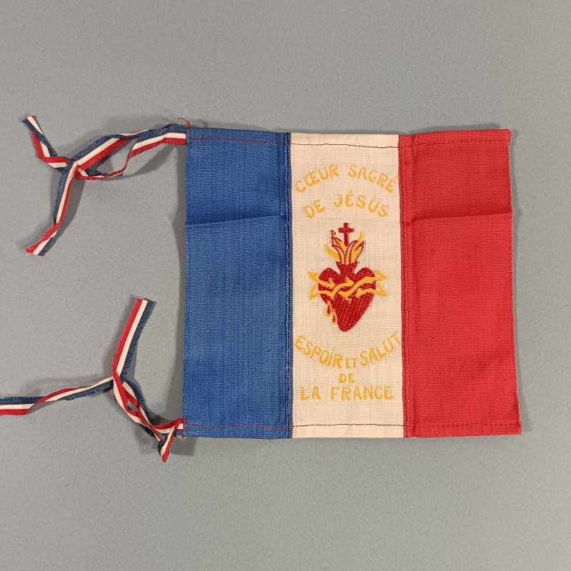 PETIT DRAPEAU CATHOLIQUE ET PATRIOTIQUE DU SACRE COEUR DE JESUS PORTE BONHEUR DES SOLDATS DE LA GUERRE 1914 1918 ET 1939 1945