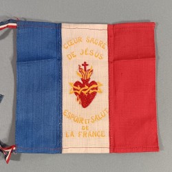 PETIT DRAPEAU CATHOLIQUE ET PATRIOTIQUE DU SACRE COEUR DE JESUS PORTE BONHEUR DES SOLDATS DE LA GUERRE 1914 1918 ET 1939 1945