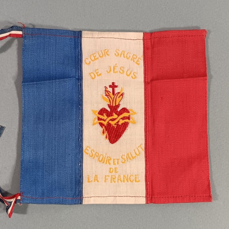 PETIT DRAPEAU CATHOLIQUE ET PATRIOTIQUE DU SACRE COEUR DE JESUS PORTE BONHEUR DES SOLDATS DE LA GUERRE 1914 1918 ET 1939 1945
