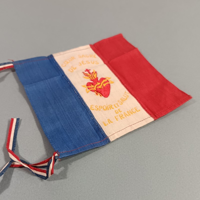PETIT DRAPEAU CATHOLIQUE ET PATRIOTIQUE DU SACRE COEUR DE JESUS PORTE BONHEUR DES SOLDATS DE LA GUERRE 1914 1918 ET 1939 1945