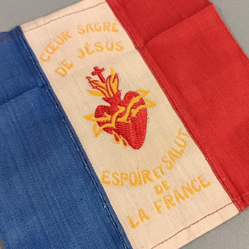 PETIT DRAPEAU CATHOLIQUE ET PATRIOTIQUE DU SACRE COEUR DE JESUS PORTE BONHEUR DES SOLDATS DE LA GUERRE 1914 1918 ET 1939 1945