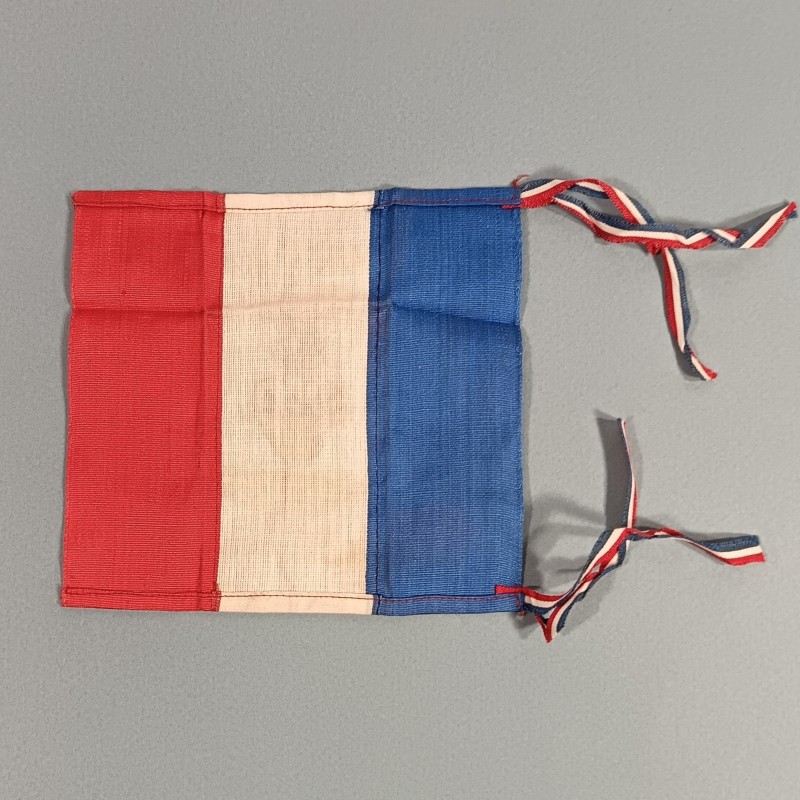 PETIT DRAPEAU CATHOLIQUE ET PATRIOTIQUE DU SACRE COEUR DE JESUS PORTE BONHEUR DES SOLDATS DE LA GUERRE 1914 1918 ET 1939 1945