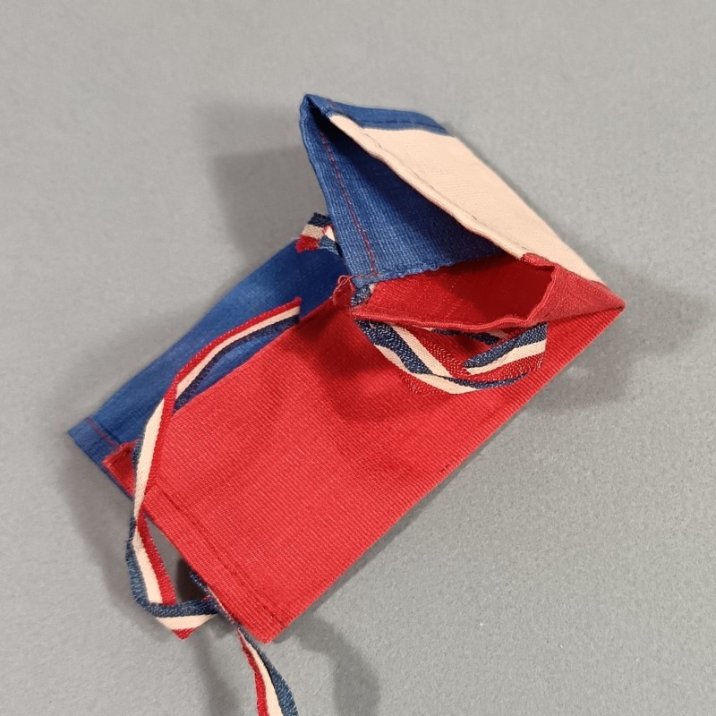 PETIT DRAPEAU CATHOLIQUE ET PATRIOTIQUE DU SACRE COEUR DE JESUS PORTE BONHEUR DES SOLDATS DE LA GUERRE 1914 1918 ET 1939 1945