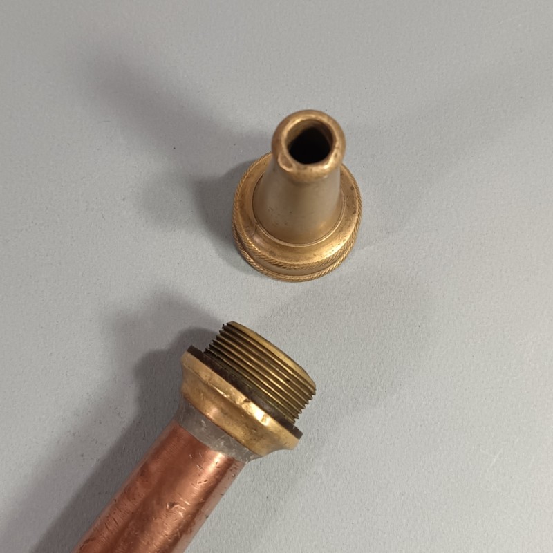 LANCE EN CUIVRE ET LAITON DES SAPEURS POMPIERS MODELE A VISSE XIX ème SIECLE LONGUEUR 77 cm