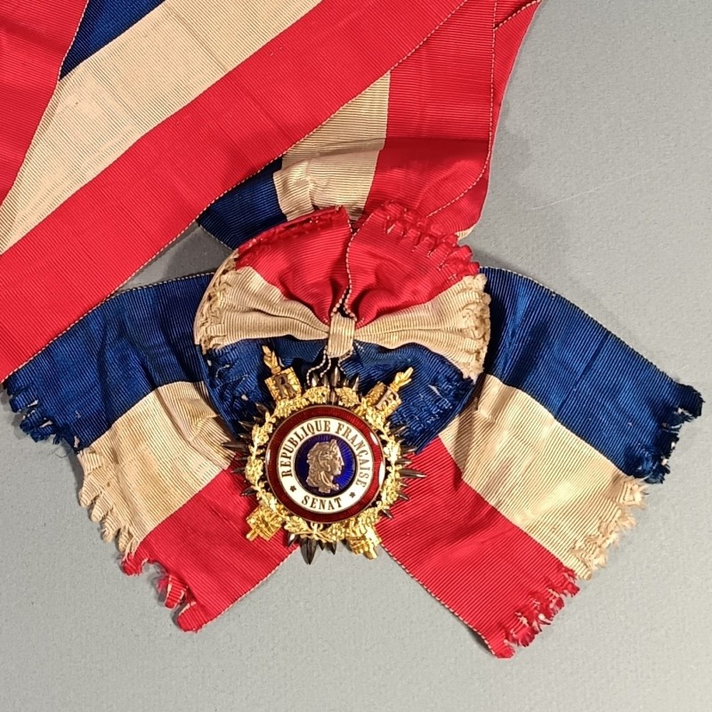 ECHARPE TRICOLORE AVEC INSIGNE OU MEDAILLE DU SENAT EN ARGENT ET VERMEIL FABRICATION ANCIENNE SENATEUR