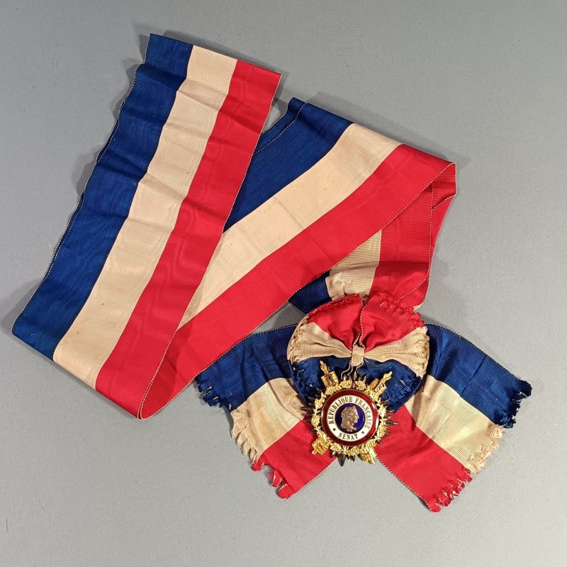 ECHARPE TRICOLORE AVEC INSIGNE OU MEDAILLE DU SENAT EN ARGENT ET VERMEIL FABRICATION ANCIENNE SENATEUR