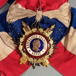 ECHARPE TRICOLORE AVEC INSIGNE OU MEDAILLE DU SENAT EN ARGENT ET VERMEIL FABRICATION ANCIENNE SENATEUR