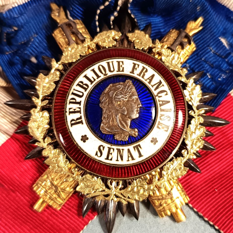 ECHARPE TRICOLORE AVEC INSIGNE OU MEDAILLE DU SENAT EN ARGENT ET VERMEIL FABRICATION ANCIENNE SENATEUR