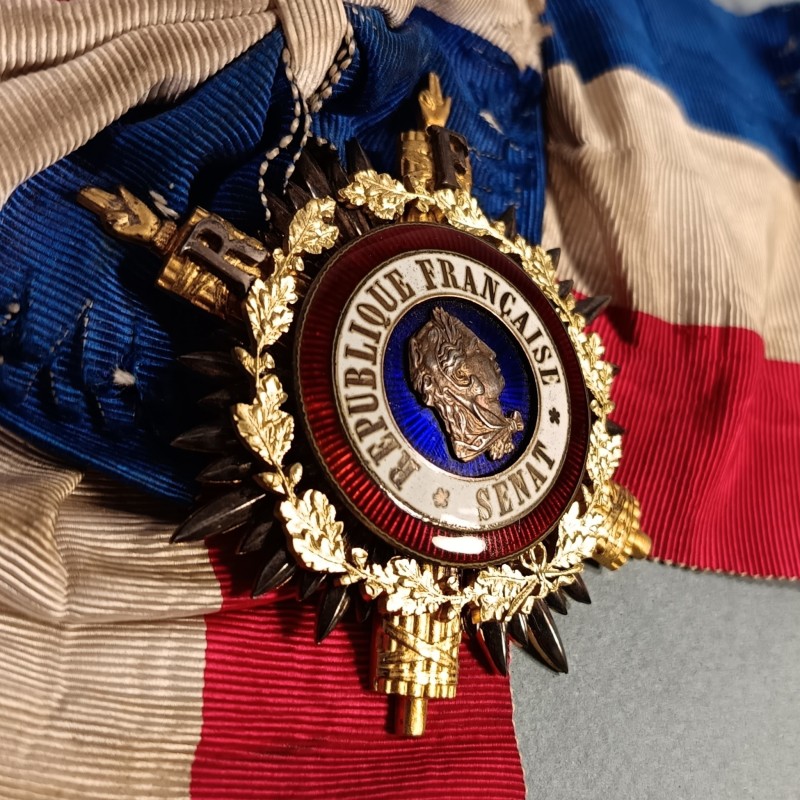 ECHARPE TRICOLORE AVEC INSIGNE OU MEDAILLE DU SENAT EN ARGENT ET VERMEIL FABRICATION ANCIENNE SENATEUR