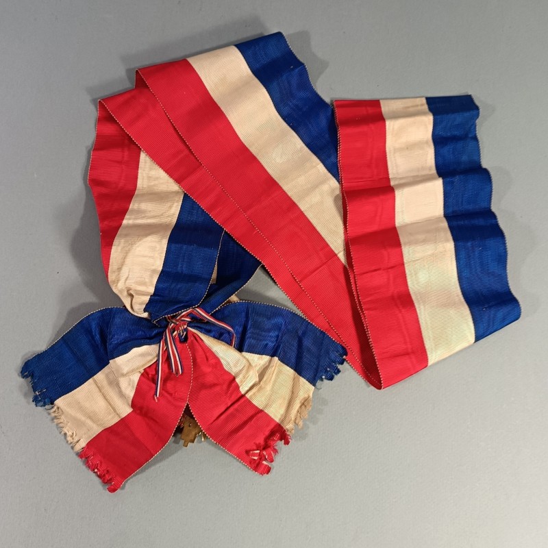 ECHARPE TRICOLORE AVEC INSIGNE OU MEDAILLE DU SENAT EN ARGENT ET VERMEIL FABRICATION ANCIENNE SENATEUR