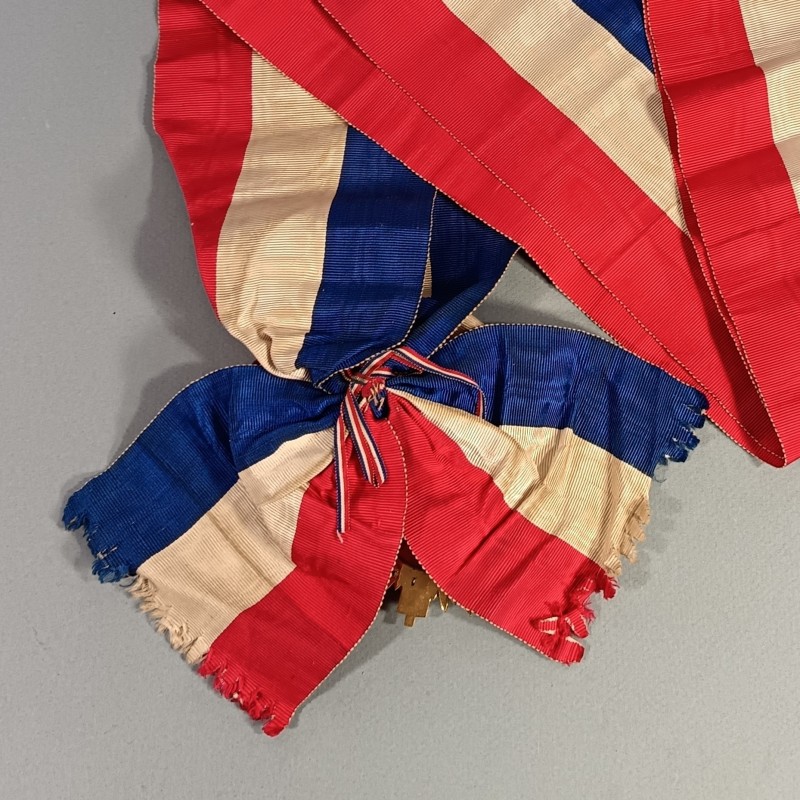 ECHARPE TRICOLORE AVEC INSIGNE OU MEDAILLE DU SENAT EN ARGENT ET VERMEIL FABRICATION ANCIENNE SENATEUR