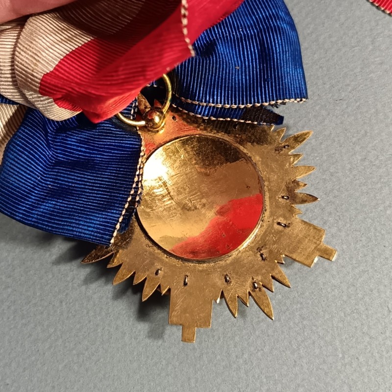 ECHARPE TRICOLORE AVEC INSIGNE OU MEDAILLE DU SENAT EN ARGENT ET VERMEIL FABRICATION ANCIENNE SENATEUR