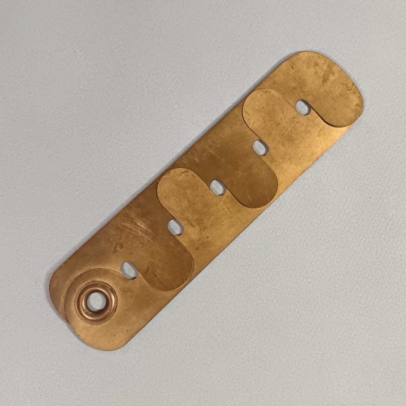 PATIENCE EN METAL POUR LE NETTOYAGE DES BOUTONS MODELE ANCIEN ARMEE FRANCAISE ESPACE ENTRE CHAQUE BOUTON 3.3 cm