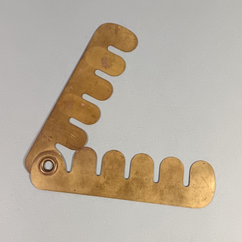 PATIENCE EN METAL POUR LE NETTOYAGE DES BOUTONS MODELE ANCIEN ARMEE FRANCAISE ESPACE ENTRE CHAQUE BOUTON 3.3 cm