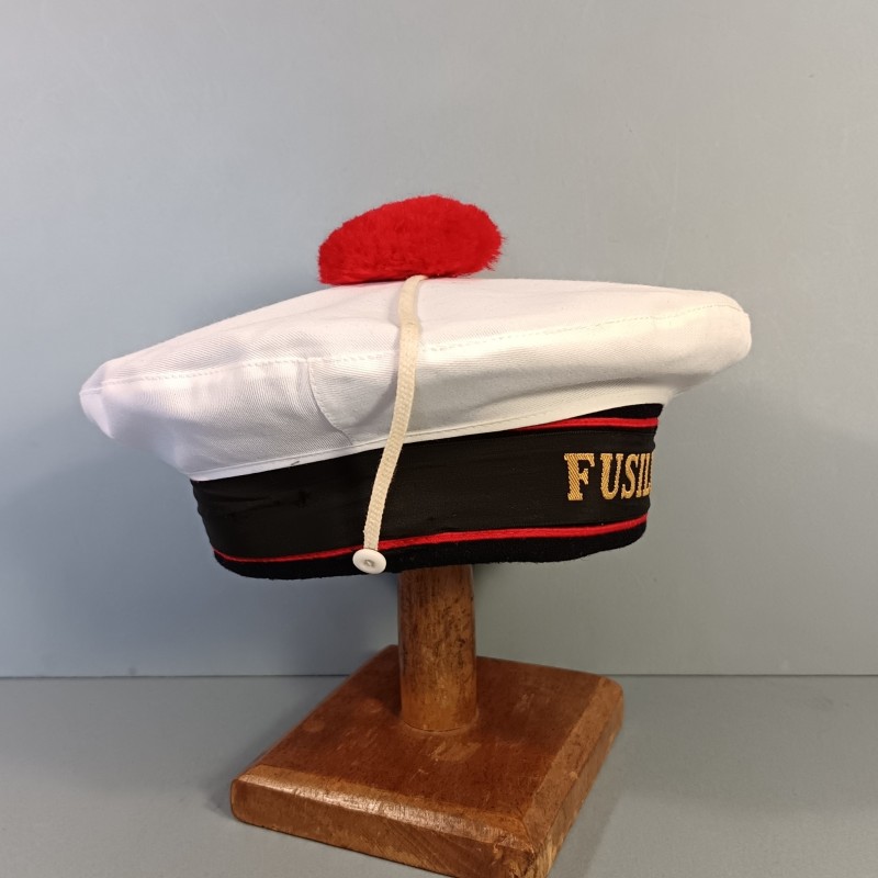 BACHI MARINE NATIONALE FRANCAISE AVEC BANDE OU BANDEAU DES FUSILIERS MARINS DATE 1976 TAILLE 57 POMPON ROUGE