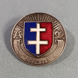 INSIGNE MILITAIRE PELERINAGE DES COMBATTANTS DE LA LIBERATION LOURDE MAI 1949 FAB. ARTHUS BERTRAND