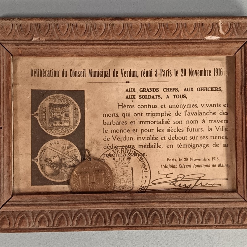 PETIT CADRE SOUVENIR DE VERDUN AVEC LA MEDAILLE PAR VERNIER ET LE PROSPECTUS QUI SE TROUVAIT DANS LA BOITE MODELE HORIZONTAL