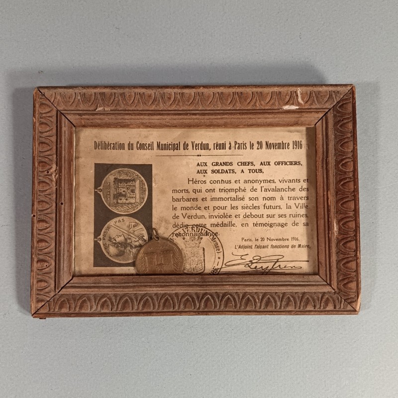 PETIT CADRE SOUVENIR DE VERDUN AVEC LA MEDAILLE PAR VERNIER ET LE PROSPECTUS QUI SE TROUVAIT DANS LA BOITE MODELE HORIZONTAL