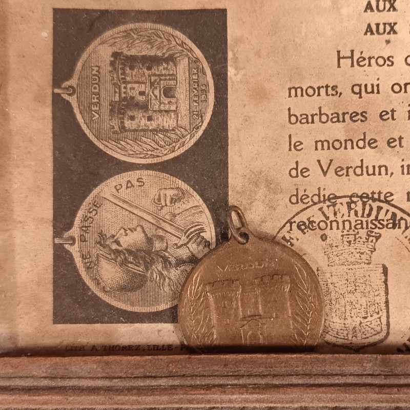 PETIT CADRE SOUVENIR DE VERDUN AVEC LA MEDAILLE PAR VERNIER ET LE PROSPECTUS QUI SE TROUVAIT DANS LA BOITE MODELE HORIZONTAL
