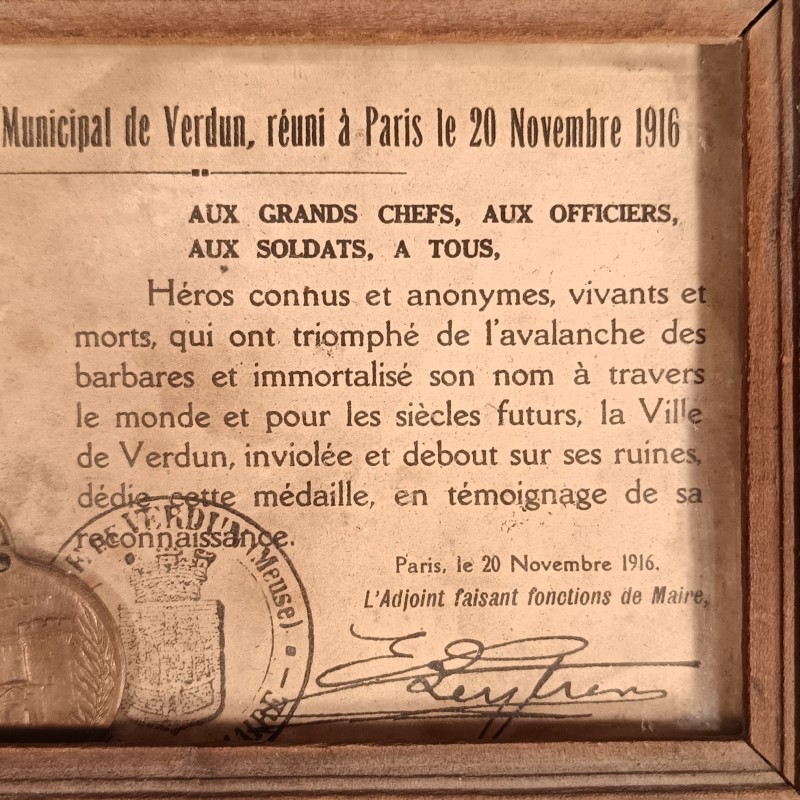 PETIT CADRE SOUVENIR DE VERDUN AVEC LA MEDAILLE PAR VERNIER ET LE PROSPECTUS QUI SE TROUVAIT DANS LA BOITE MODELE HORIZONTAL