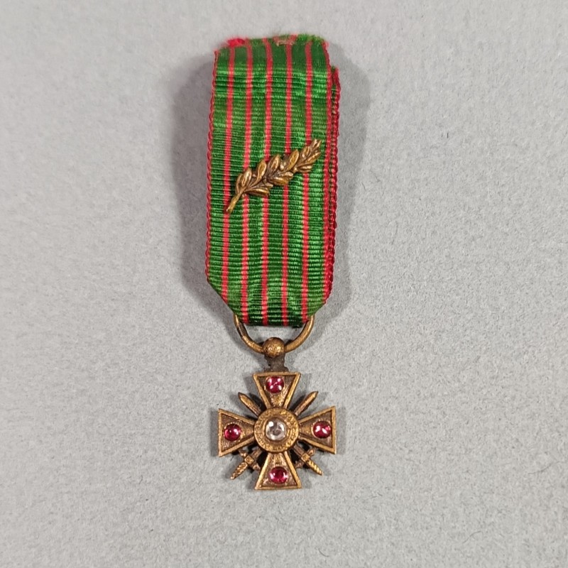 FRANCE REDUCTION DE LA MEDAILLE CROIX DE GUERRE DATE 1915 AVEC PETITS RUBIS OU PIERRES GUERRE 1914 1918