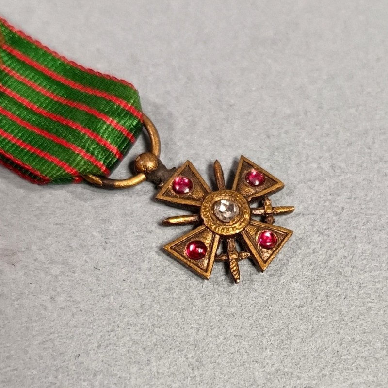 FRANCE REDUCTION DE LA MEDAILLE CROIX DE GUERRE DATE 1915 AVEC PETITS RUBIS OU PIERRES GUERRE 1914 1918