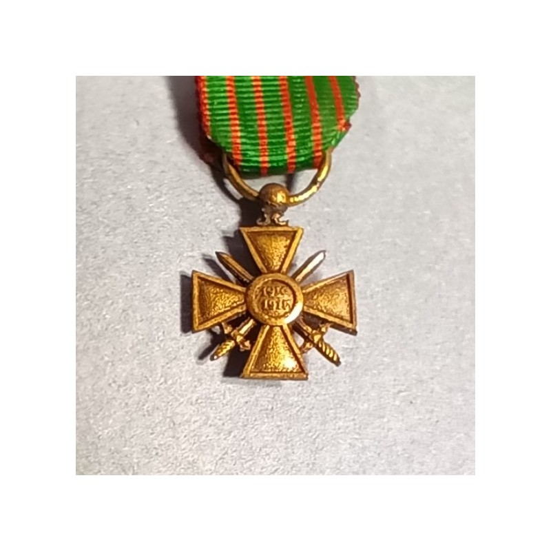 FRANCE REDUCTION DE LA MEDAILLE CROIX DE GUERRE DATE 1915 AVEC PETITS RUBIS OU PIERRES GUERRE 1914 1918