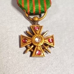 FRANCE REDUCTION DE LA MEDAILLE CROIX DE GUERRE DATE 1915 AVEC PETITS RUBIS OU PIERRES GUERRE 1914 1918