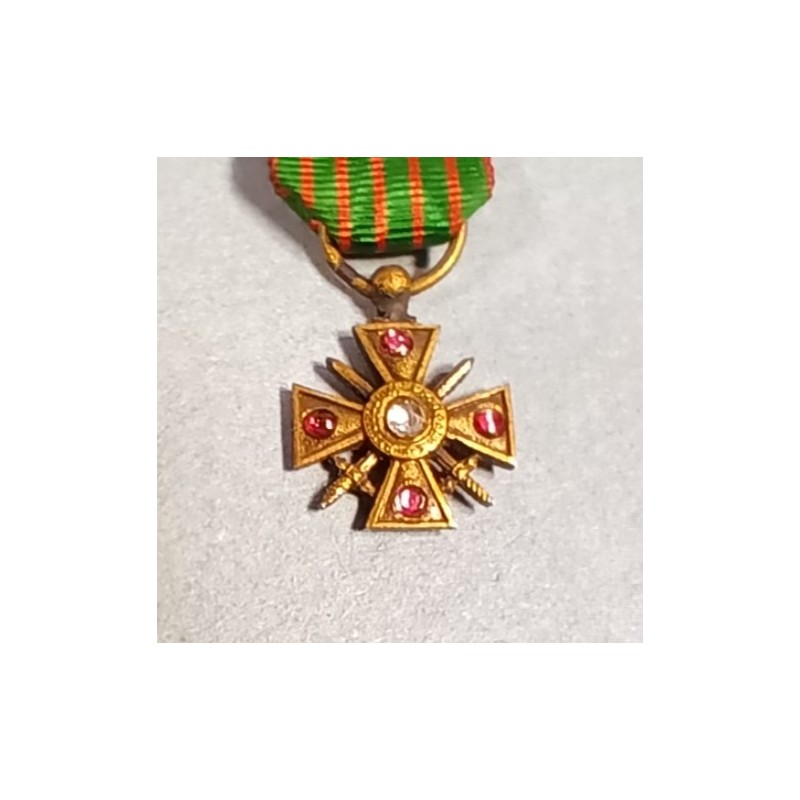 FRANCE REDUCTION DE LA MEDAILLE CROIX DE GUERRE DATE 1915 AVEC PETITS RUBIS OU PIERRES GUERRE 1914 1918
