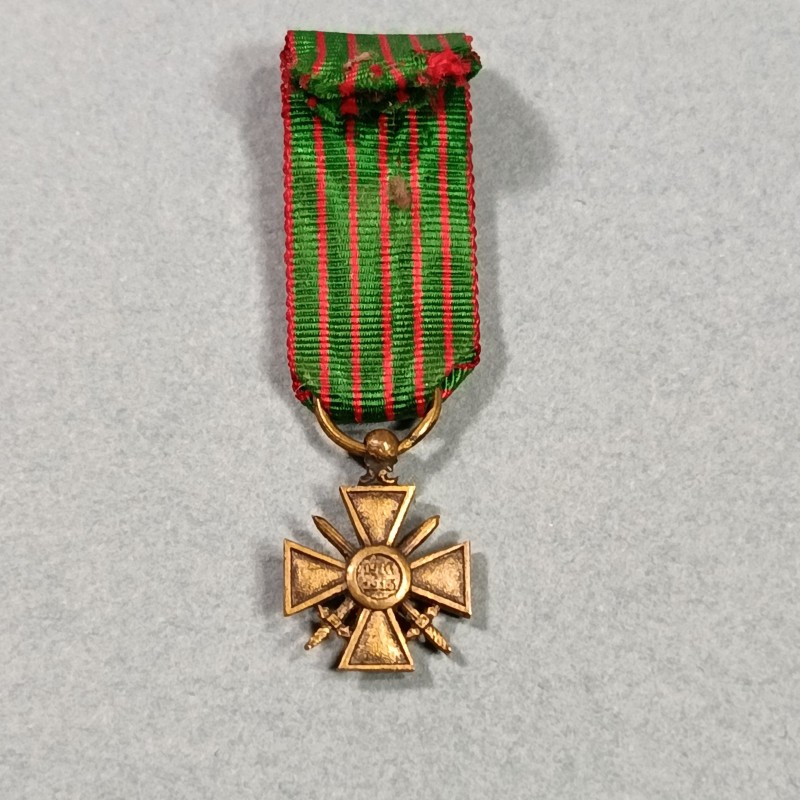 FRANCE REDUCTION DE LA MEDAILLE CROIX DE GUERRE DATE 1915 AVEC PETITS RUBIS OU PIERRES GUERRE 1914 1918