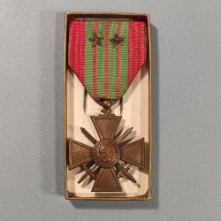 CROIX DE GUERRE DATEE 1939 AVEC DEUX ETOILES POUR CITATIONS A L'ORDRE DU REGIMENT GUERRE 1939-1945